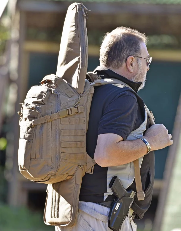 Homme portant un sac à dos specialist First Tactical